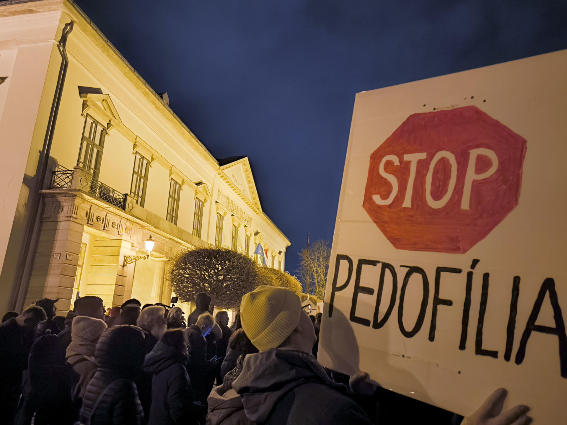 Milers de manifestants es van concentrar divendres a Budapest per demanar la dimissió de la presidenta (fotografia: Marcelo Nagy).