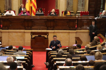 El president de la Generalitat, Pere Aragonès, amb els membres de la mesa del parlament al darrere, en una sessió de control (fotografia: ACN).