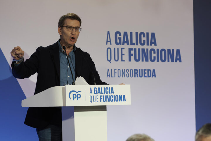 El president del PP, Alberto Núñez Feijóo, durant l'acte fet ahir a Sarria (Galícia). Fotografia d'Eliseo Trigo
