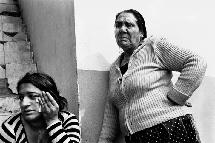 Adriana López Sanfeliu. Susi i l'àvia, emocionades dies abans del casament, 2008. Los Salazar (© Adriana López Sanfeliu).