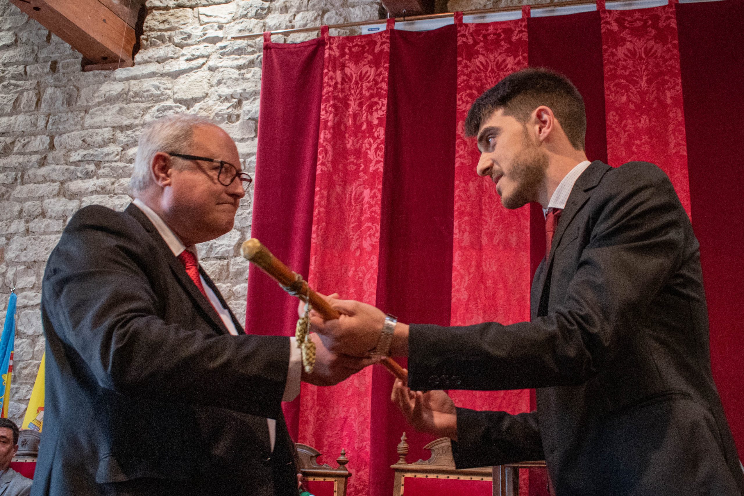 Bernabé Sangüesa, a la dreta, pren possessió com a batlle de Morella. (fotografia: Ajuntament de Morella)