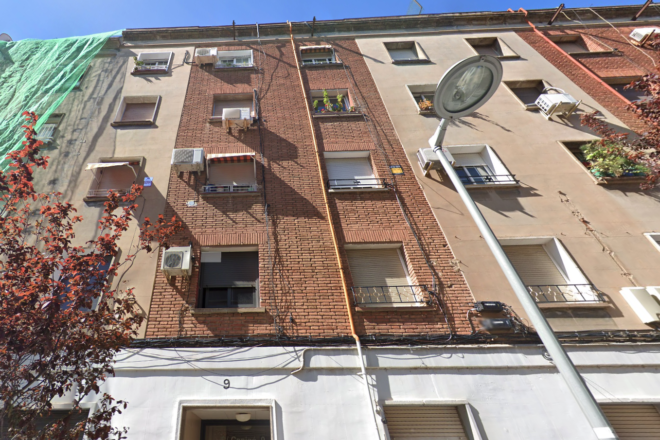 Una de les famílies desallotjades a l’illa Canigó de Badalona es queda al carrer