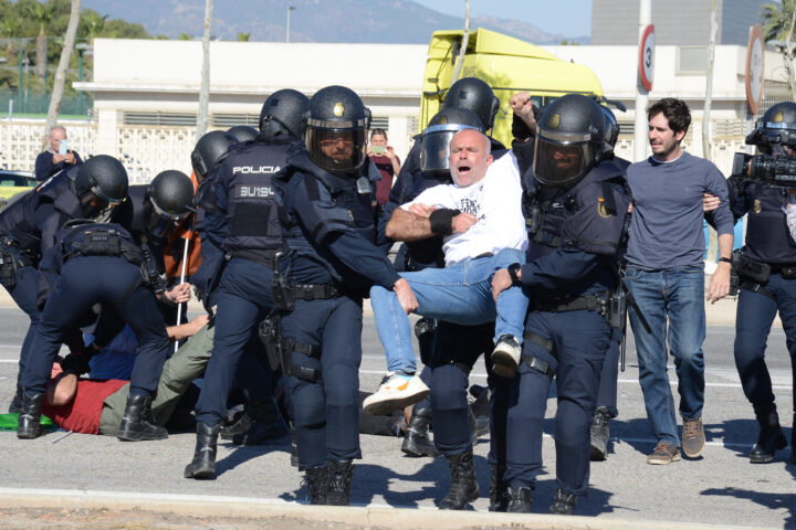Carles Peris, secretari general de la Unió Llauradora i Ramadera és desallotjat per la força pels antidisturbis de la policia espanyola en les protestes dels pagesos a Castelló