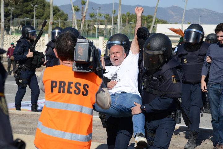 Carles Peris en el moment de ser alçat per força per la policia espanyola (fotografia: Prats i Camps).