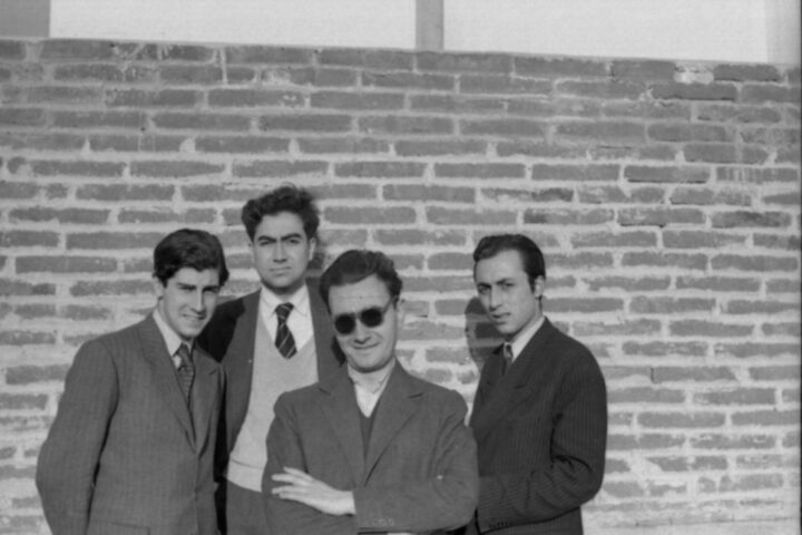 Modest Cuixart, Antoni Tàpies, Joan Brossa i Joan Ponç, al terrat de la casa de Joan-Josep Tharrats, 1948-1949 (fotografia: Enric Tormo).