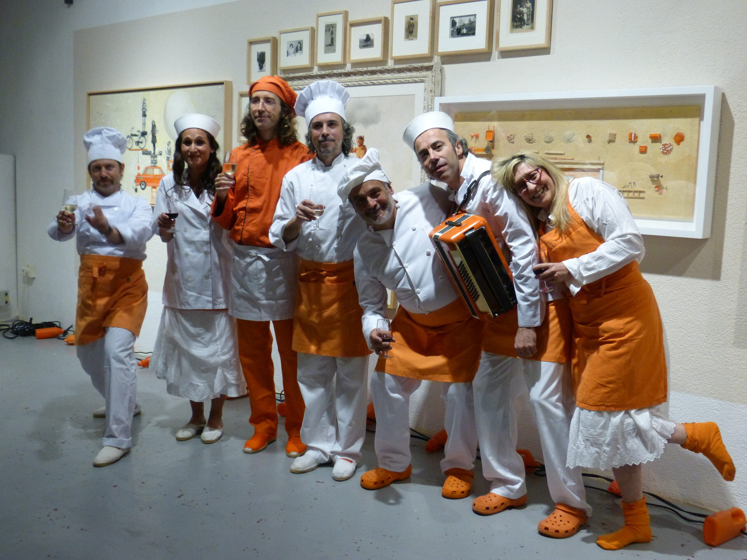 Ester Xargay, la primera per la dreta, en una acció poètica realitzada a can Manyé, Alella, sota la direcció de David Ymbernon