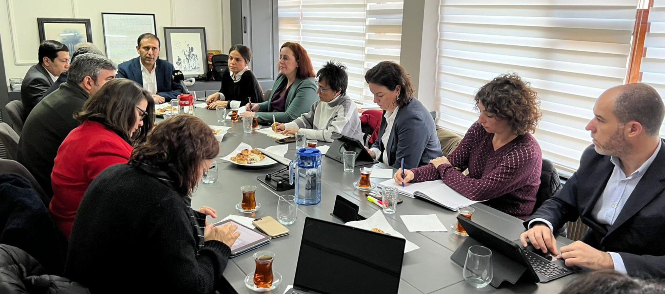 Integrants de la missió, durant una reunió avui (fotografia: Montserrat Vinyets)