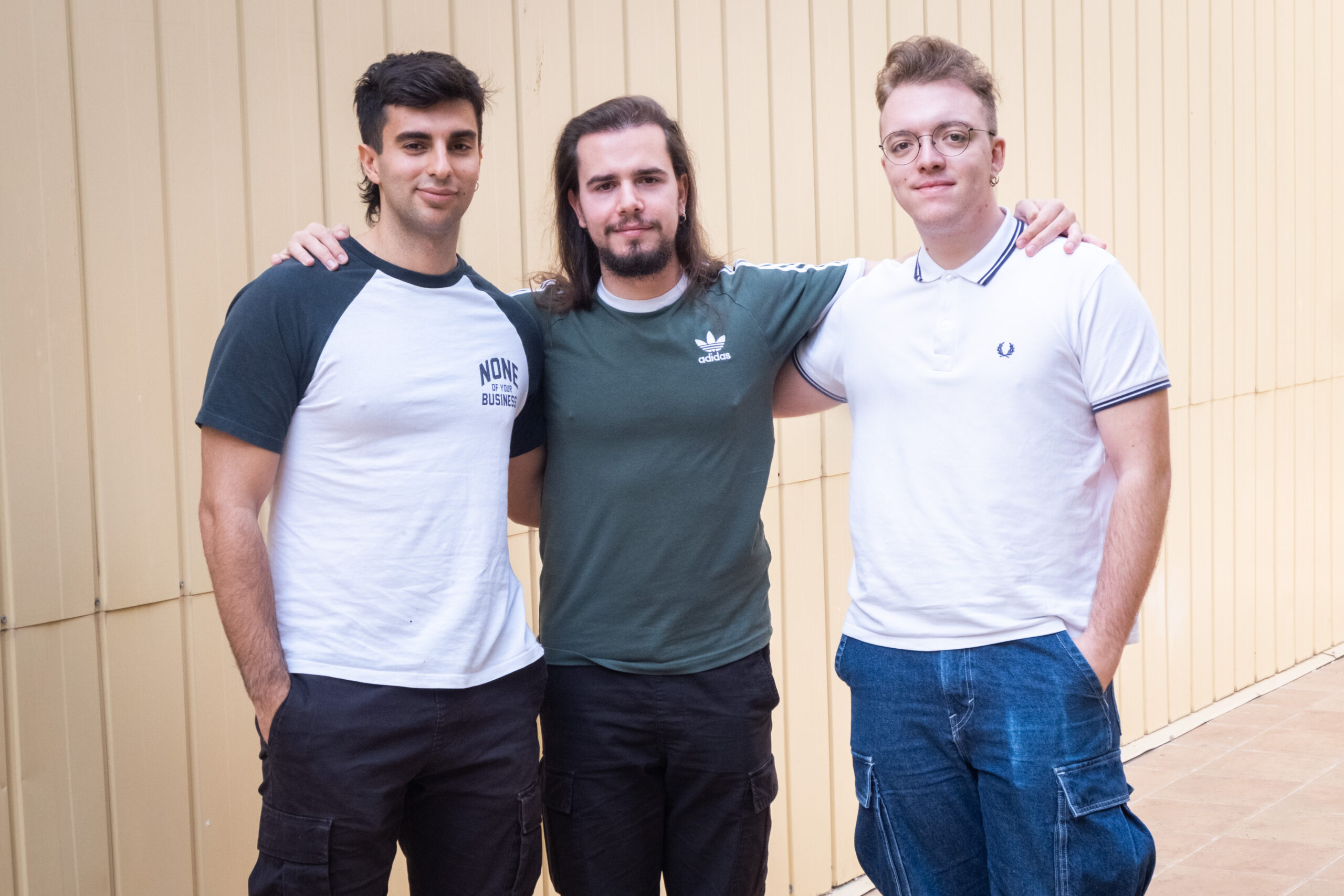 D'esquerra a dreta: Iñaki Sola, Oriol Lapeira, i Marc Lesan, que porten el pòdcast l'Arrabassada (Foto: Adiva Koenigsberg)