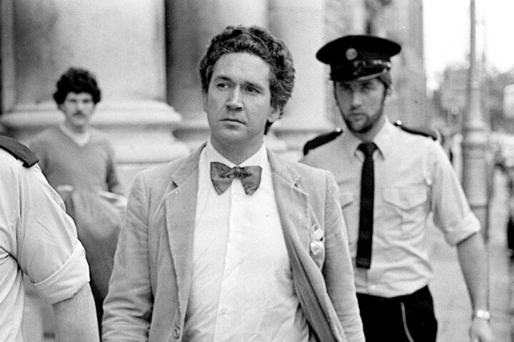 Macarthur surt del tribunal, el juliol del 1983 (fotografia: Getty Images).