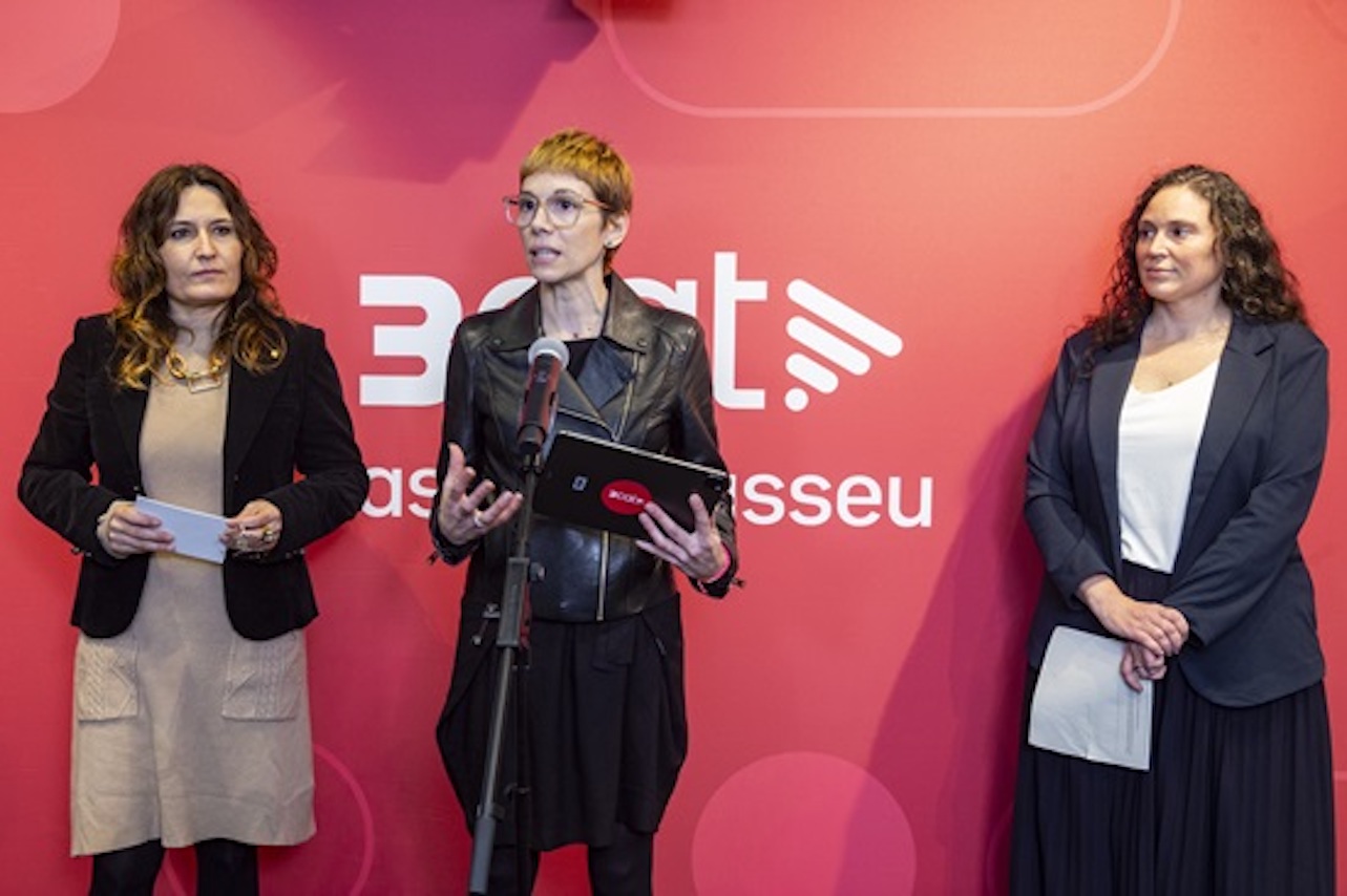 La vice-presidenta del govern, Laura Vilagrà; la presidenta de 3Cat, Rosa Romà, i la nova delegada de 3Cat a Perpinyà, Laura Bertran (fotografia: 3Cat).