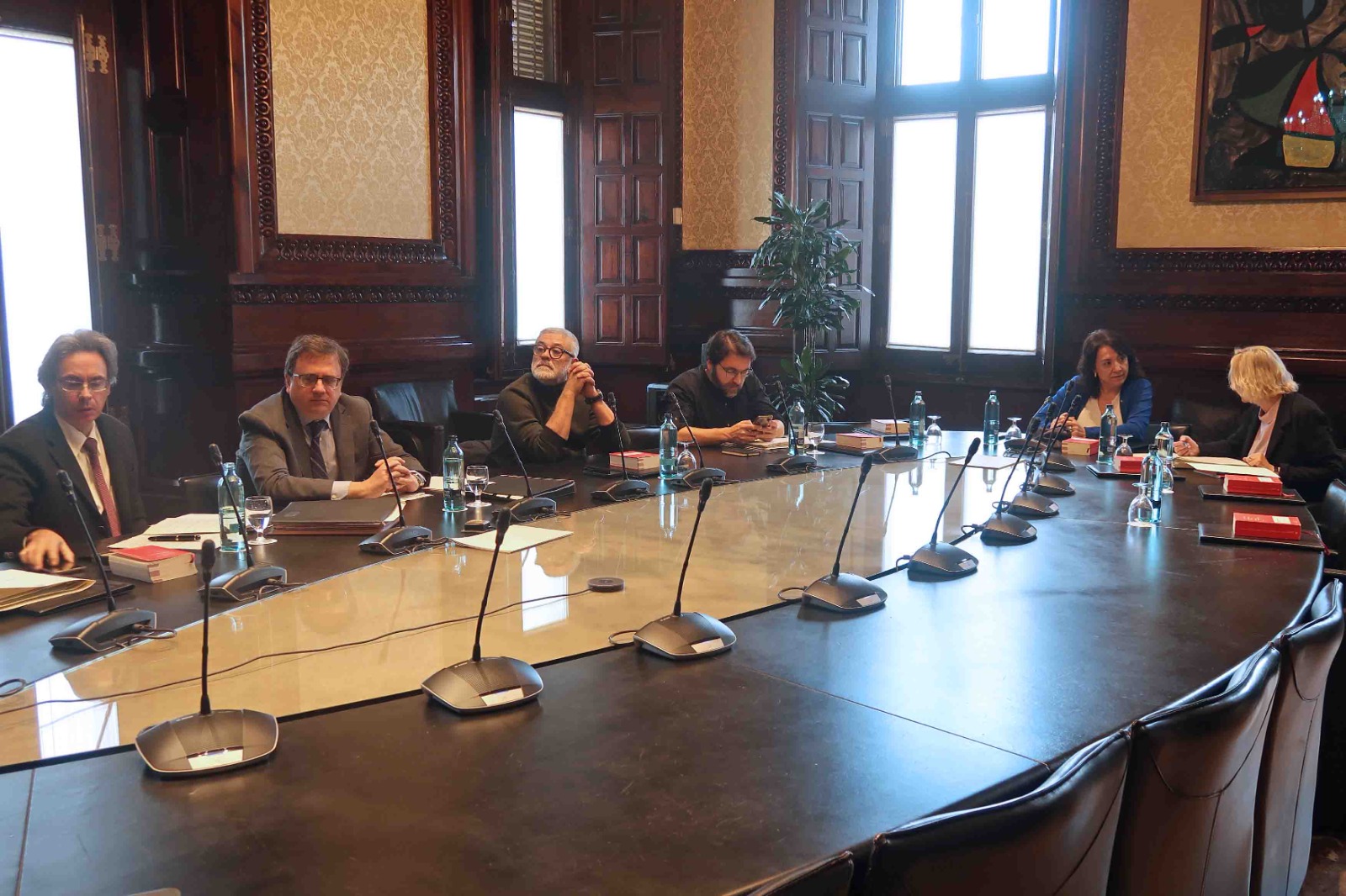 La mesa del parlament, en la reunió de dilluns en què van admetre a tràmit la ILP (fotografia: Parlament de Catalunya).
