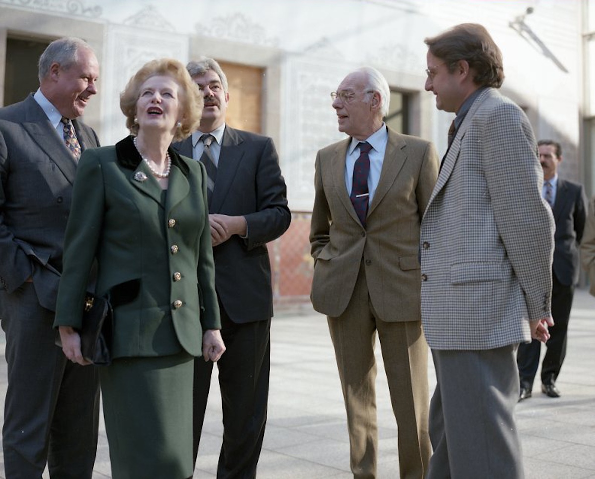 Margaret Thatcher i el seu marit visiten el CCCB el desembre del 1994, acompanyats del batlle, Pasqual Maragall, i el director, Josep Ramoneda (fotografia: Arxiu CCCB)