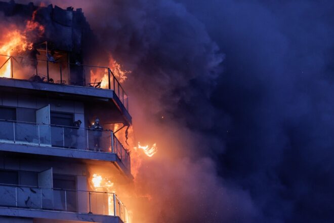 La parella rescatada pel balcó de l’incendi del Campanar: “Som vius, que és el que importa”