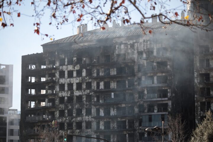 Façana dels edificis cremats (fotografia: Laura Escartí).