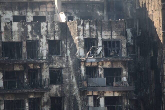 “Ho hem perdut tot”: l’incendi dels pisos de Campanar escapça la vida de centenars de veïns