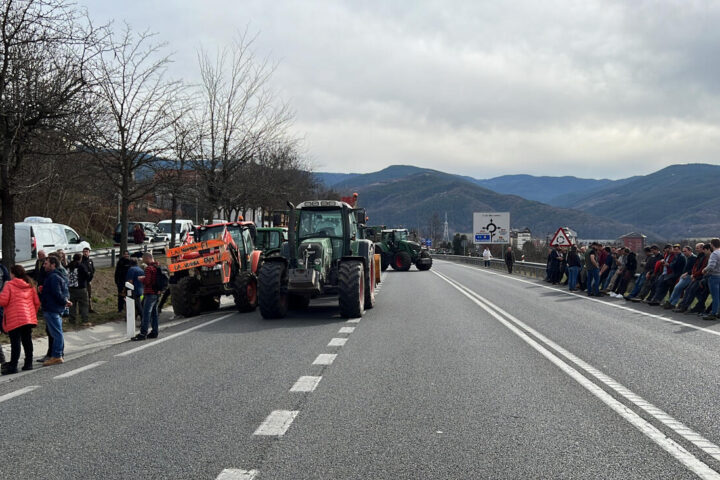 Imatge d'arxiu del 6 de febrer, de tractors aturats a la carretera N-145 que va cap a Andorra als afores de la Seu d'Urgell.