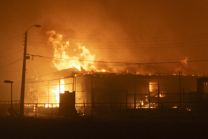 Una casa en flames a Vinya del Mar. (Fotografia d'Adriana Thomasa)