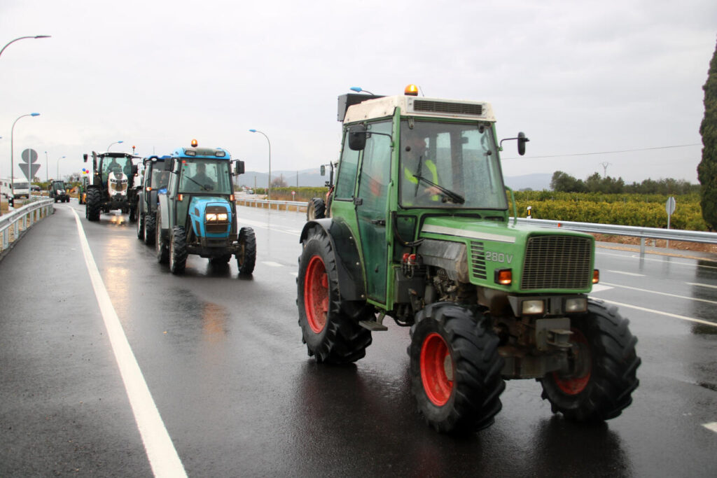 Els Mossos investiguen cinc membres de Revolta Pagesa per haver entrat amb tractors en un tall de la AP-7