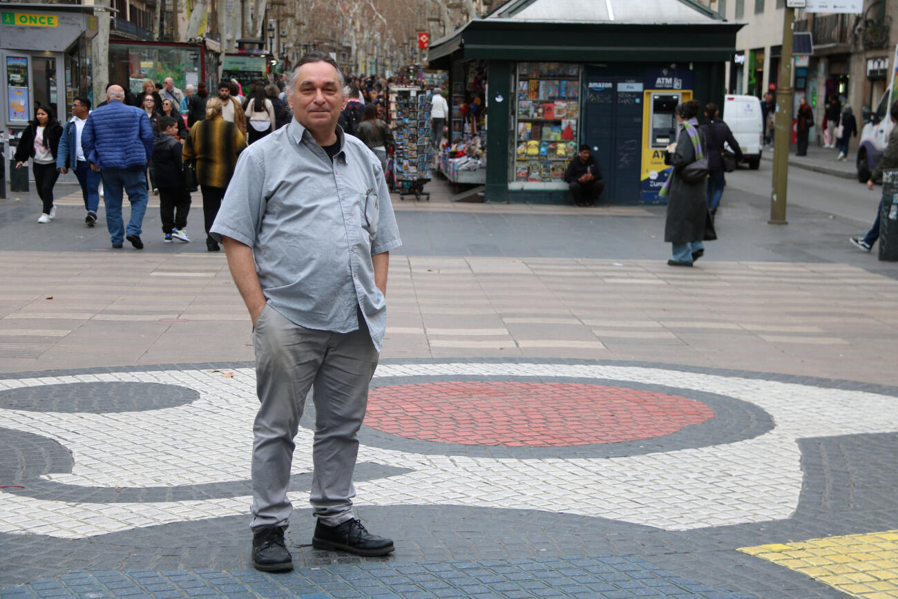 Andreu Català, fill de Francesc Català-Roca, a la Rambla de Barcelona, sobre el mosaic de Joan Miró.