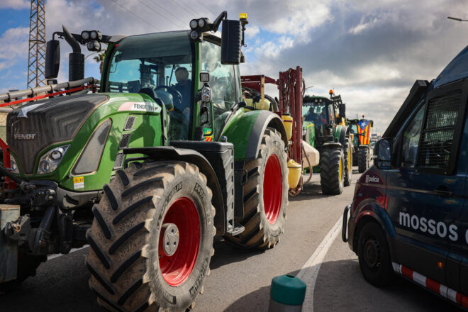 Els pagesos tallen la AP-7 a l’Ampolla en una nova jornada de protestes