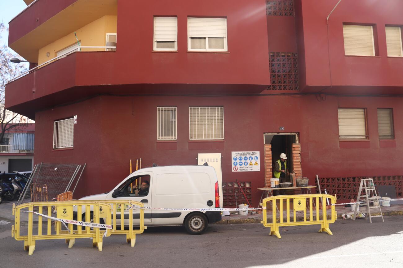 Uns operaris treballen en un un bloc de Blanes desallotjat per una esquerda (fotografia: ACN / Aleix Freixas).