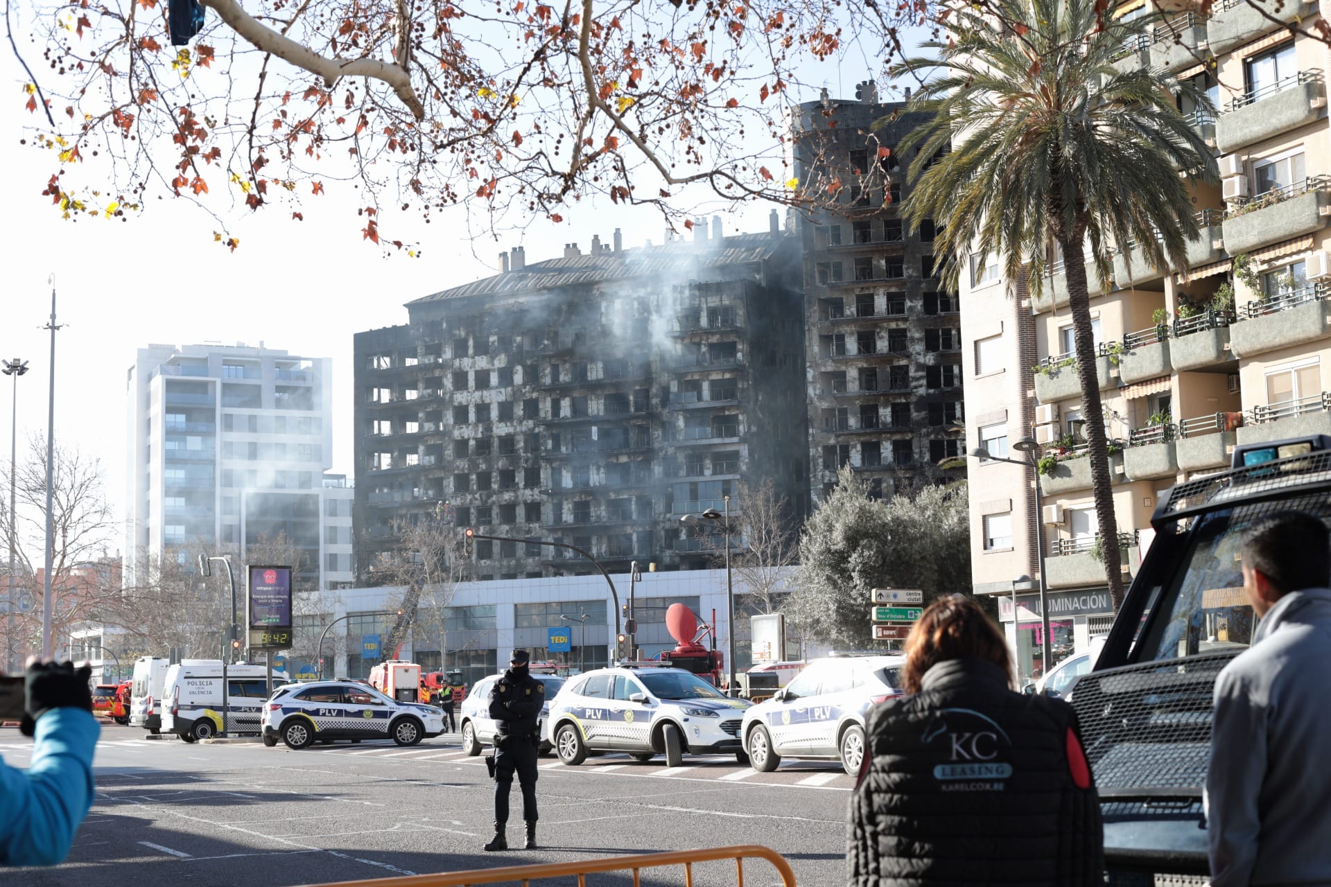 El cordó policíac a prop de l'incendi (fotografia: Laura Escartí).