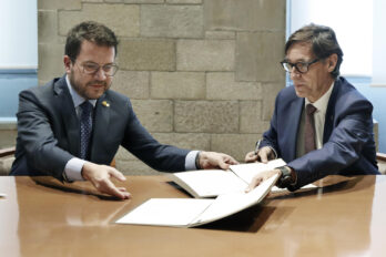 El president Aragonès i Salvador Illa signen l'acord per al pressupost (fotografia: Andreu Dalmau).