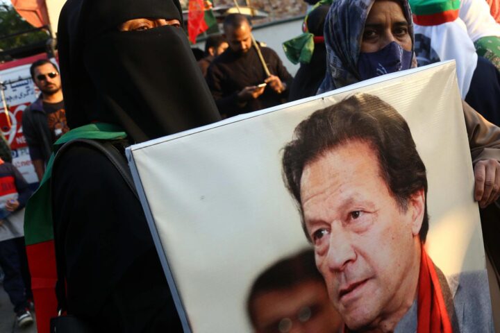 Partidaris de l'ex-primer ministre Imran Khan porten un retrat seu (fotografia: Rehan Khan).