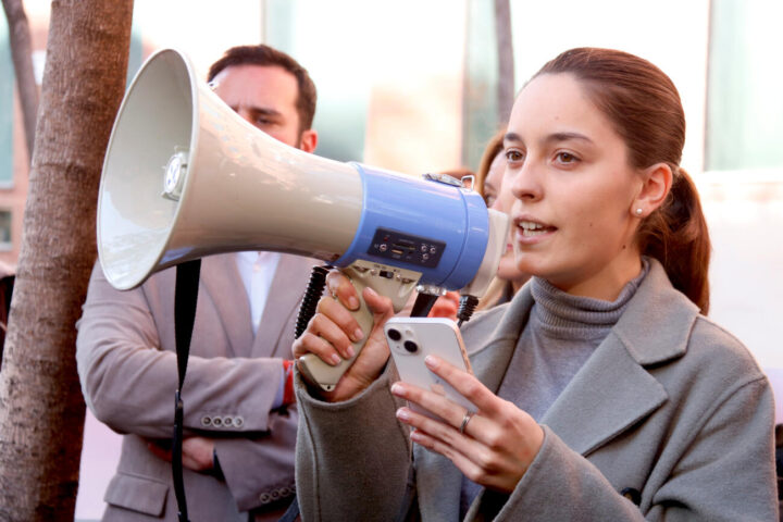 La portaveu de Revuelta, Elsa Almeda, en una mobilització del 2024.
