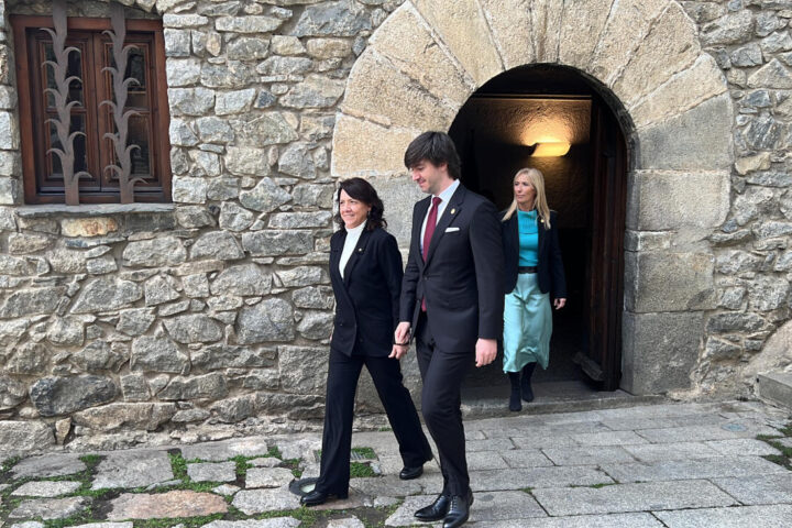 La presidenta del Parlament, Anna Erra, sortint de la Casa de la Vall d'Andorra, amb el síndic general, Carles Ensenyat, i la subsíndica Sandra Codina (fotografia: ACN / Albert Lijarcio).