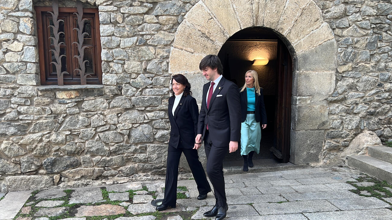 La presidenta del Parlament, Anna Erra, sortint de la Casa de la Vall d'Andorra, amb el síndic general, Carles Ensenyat, i la subsíndica Sandra Codina (fotografia: ACN / Albert Lijarcio).