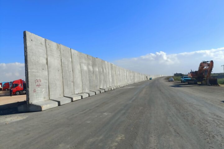 Imatge de les tasques de construcció d'una àrea tancada, just a tocar de la frontera entre Egipte i Gaza.