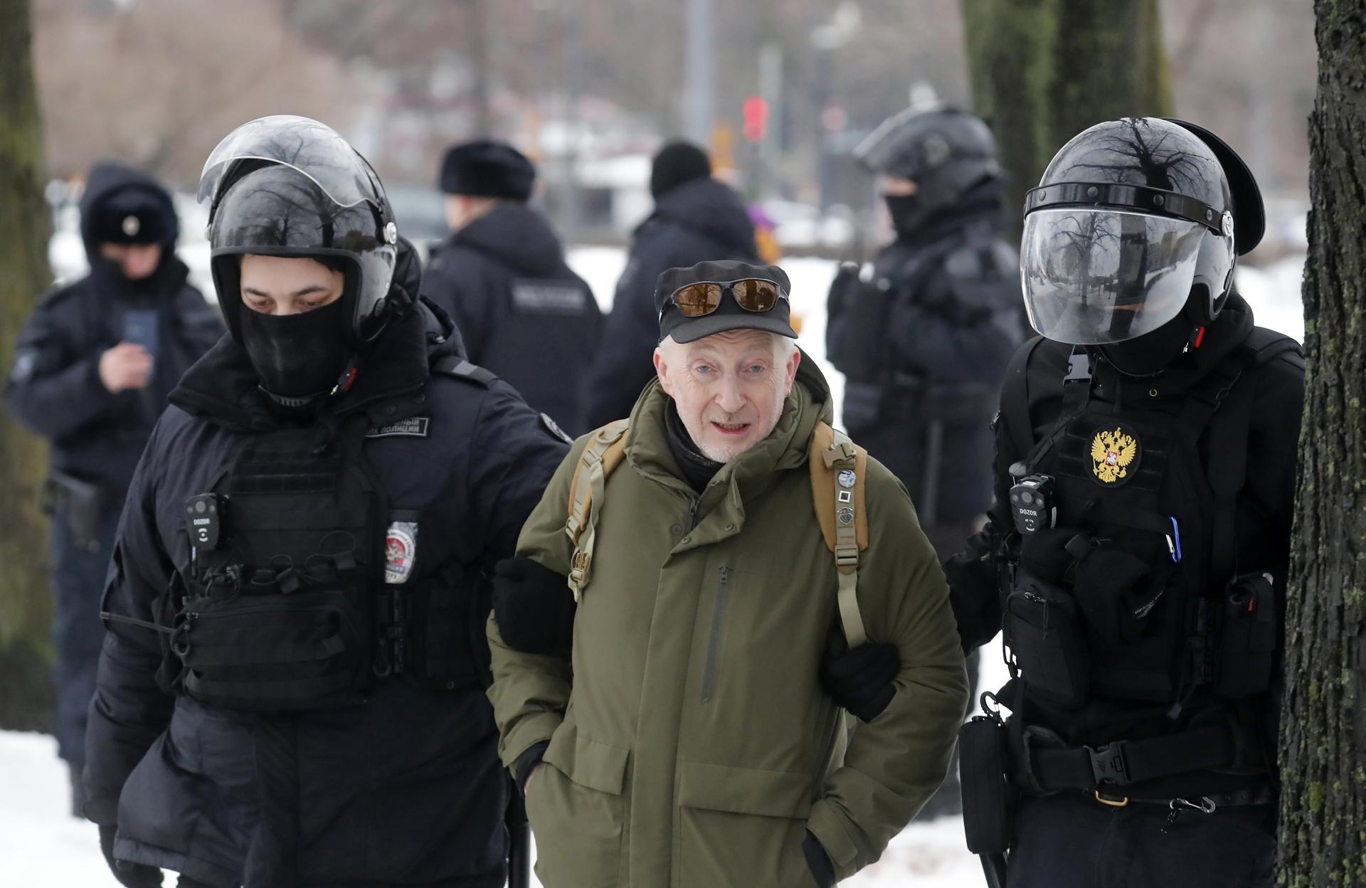 Detencions a Sant Petersburg durant un homenatge a Navalni. (fotografia: EFE/EPA/Anatoly Maltsev)