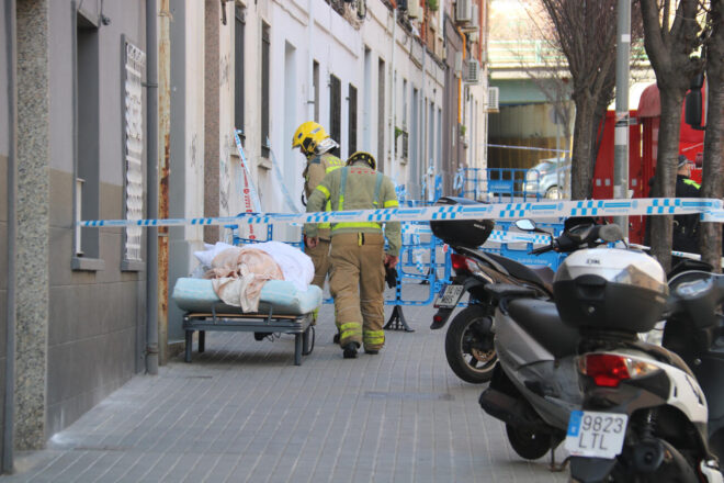Tornen a casa els primers veïns desallotjats d’un dels blocs del carrer Canigó de Badalona