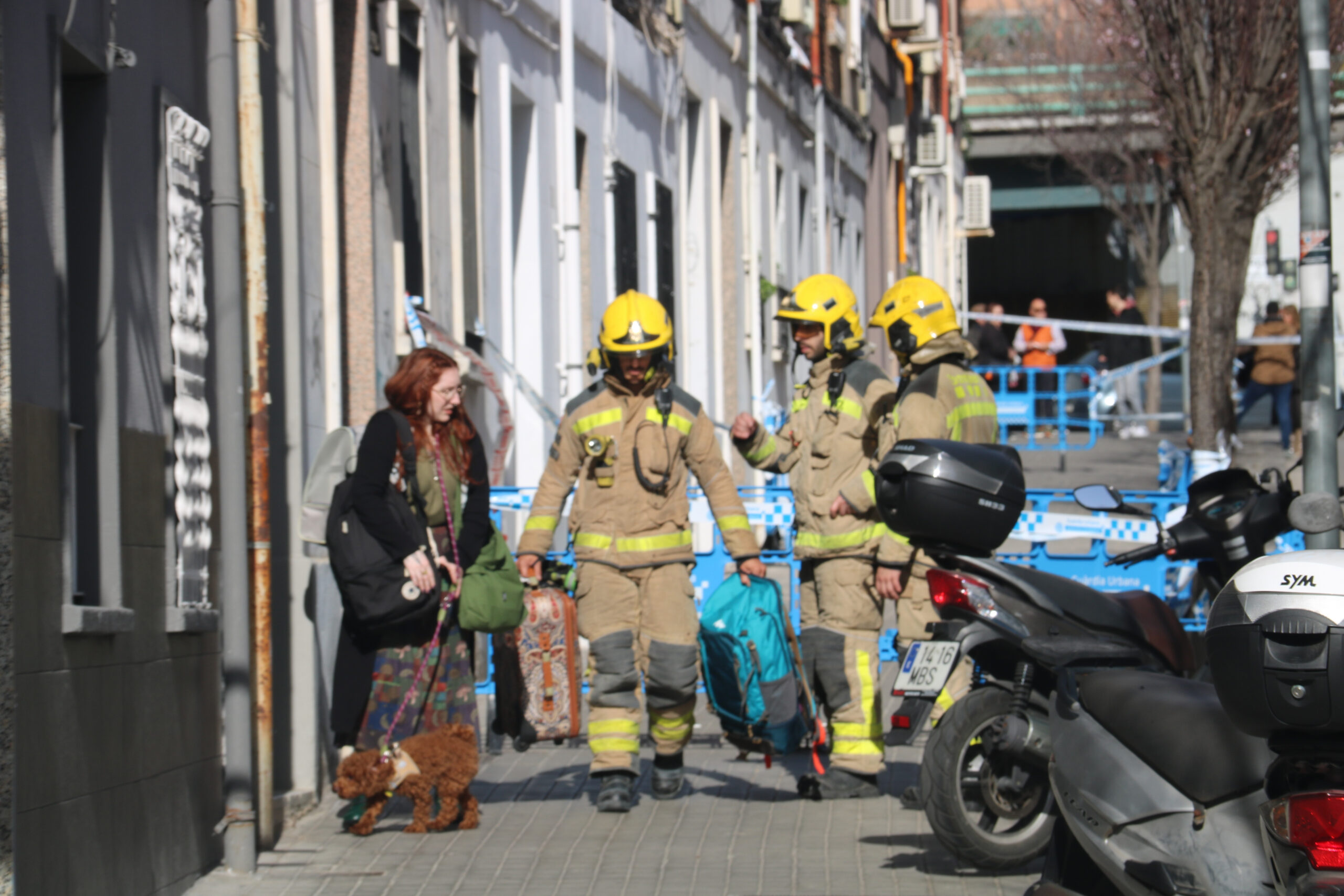 Els bombers, en un moment del desallotjament del bloc número 5 (fotografia: ACN / Àlex Recolons).