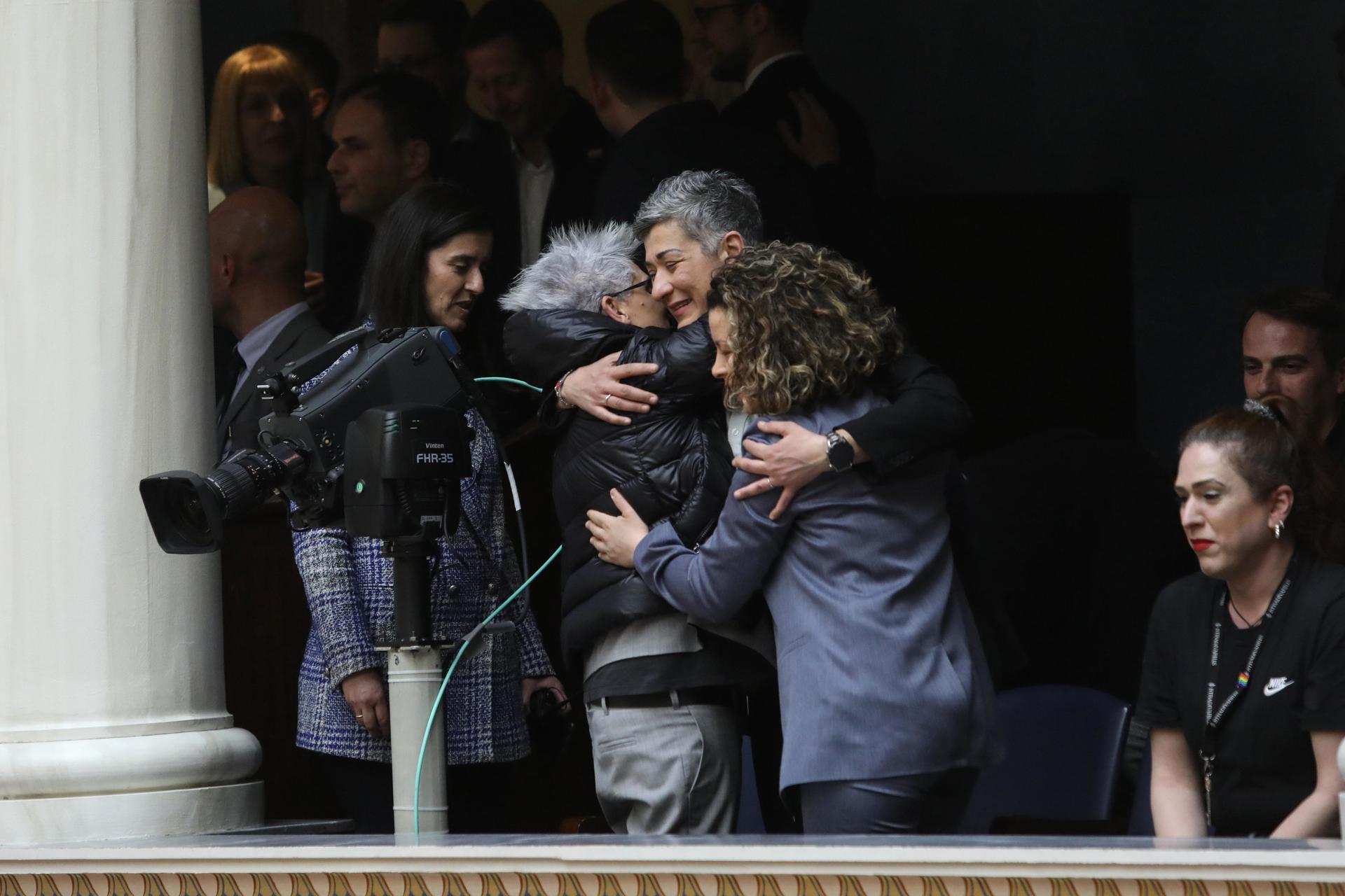 Mostres d'alegria al parlament grec, després de l'aprovació de la llei. (Fotografia de George Vitsaras)