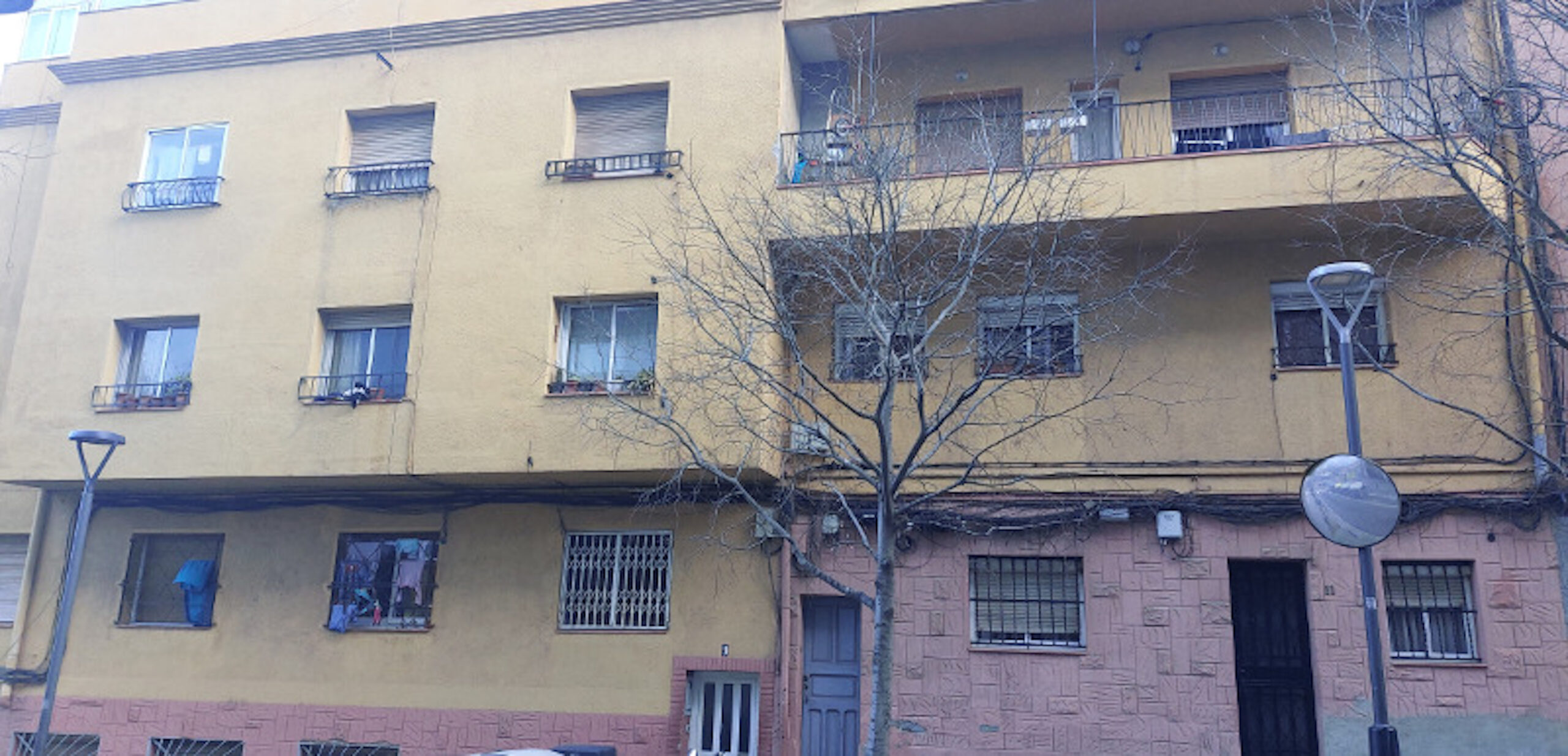 Façana de l'edifici (fotografia: Ajuntament de Santa Coloma de Gramenet).