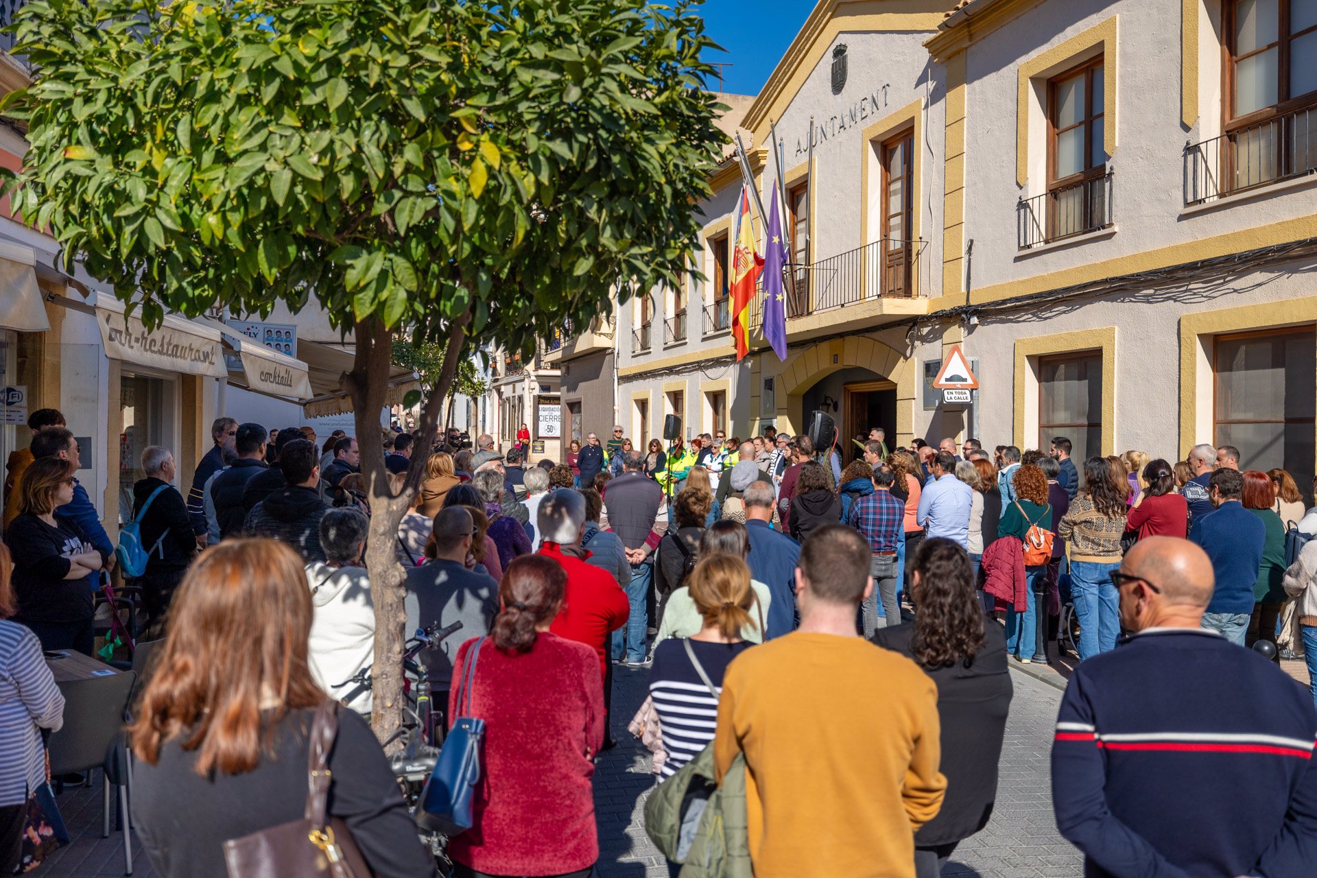 Un moment del minut de silenci (fotografia: Ajuntament d'Alfàs del Pi).