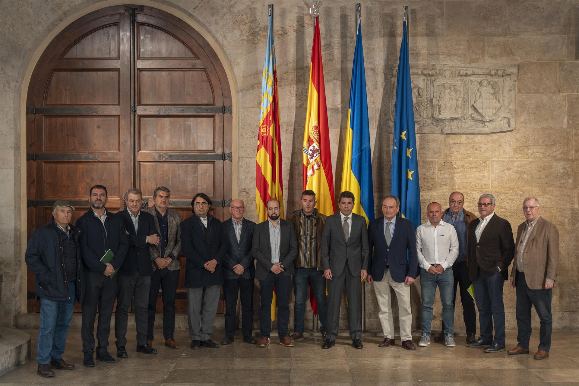 El president de la Generalitat Valenciana, amb els representants del sector agrari (fotografia: Europa Press / Jorge Gil).