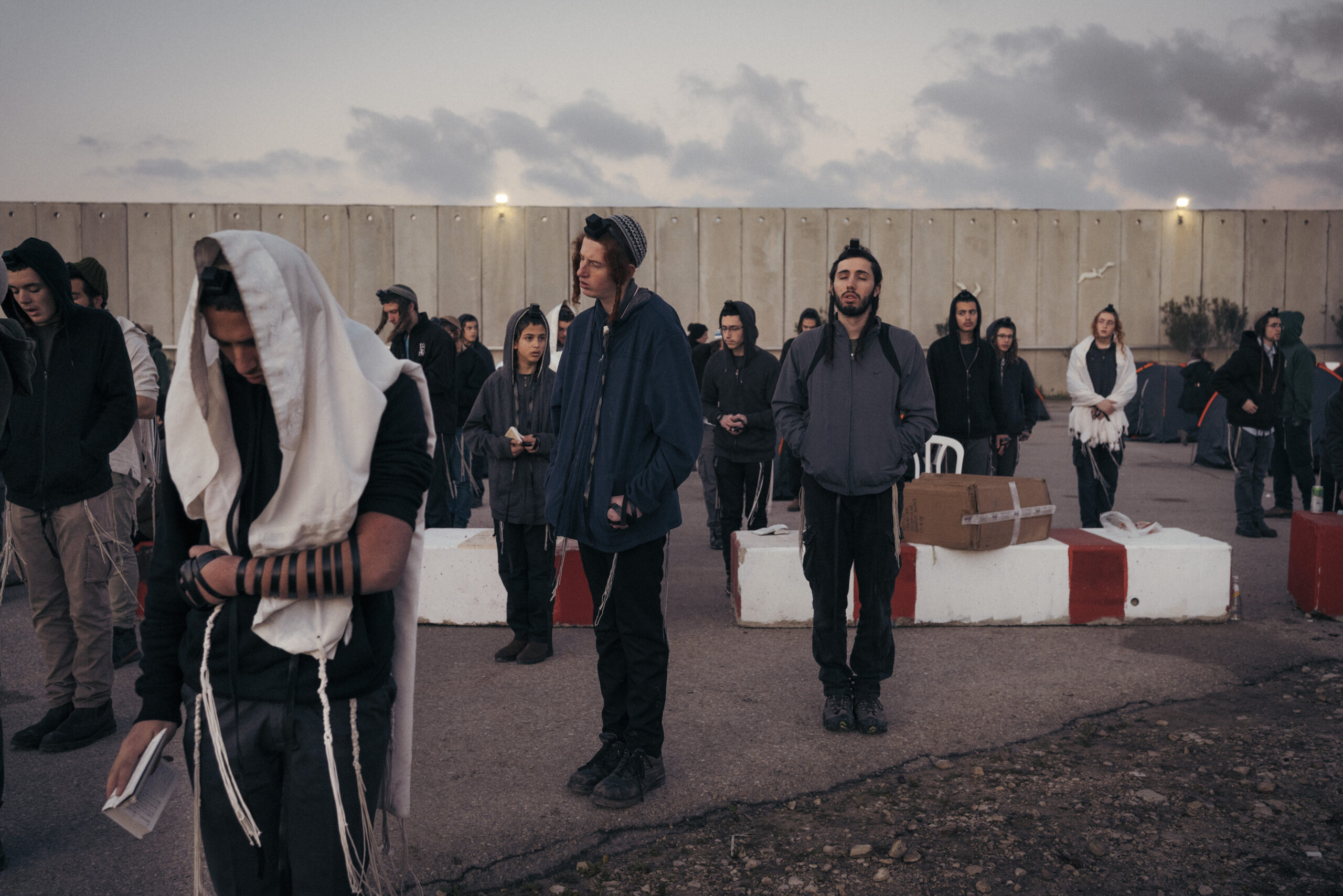 Els manifestants fan les pregàries matinals dins del pas fronterer. Fotografia de Lorenzo Tugnoli per The Washington Post