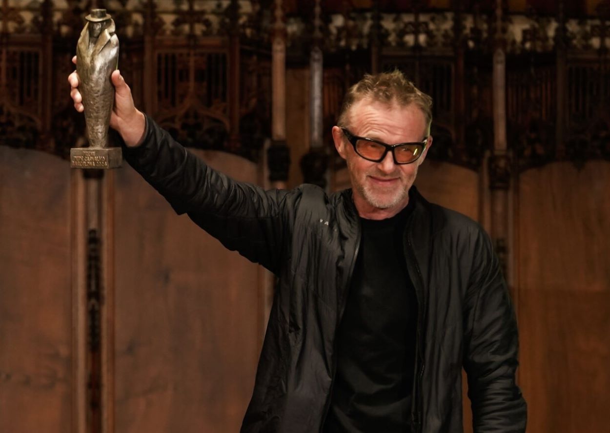 Nesbø, amb el premi Carvalho, que va rebre dijous.