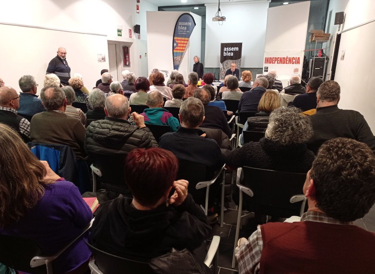 Els secretaris nacionals expliquen com volen fer la llista cívica a les eleccions en una setantena de col·loquis (fotografia: ANC).