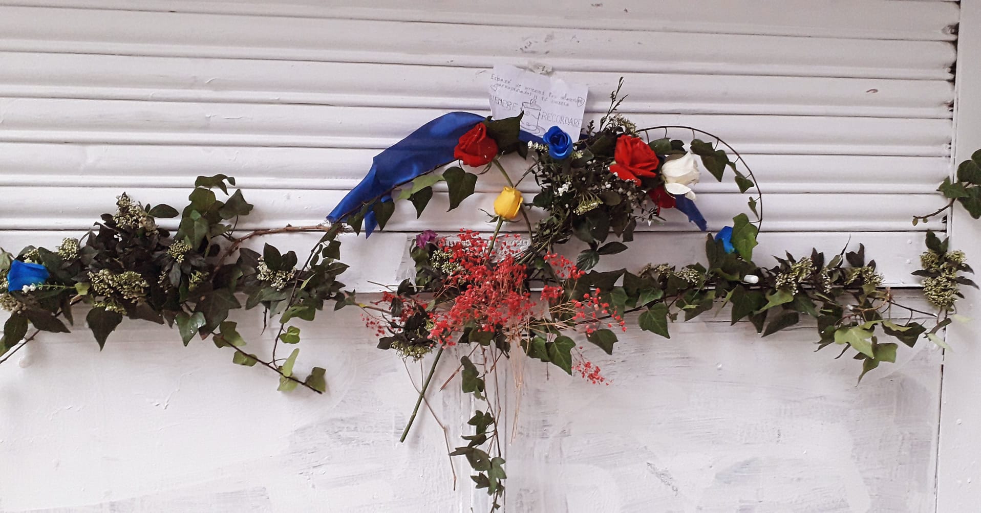 Detall del quiosc de la senyora Milagros, a Villarroel amb ronda de Sant Antoni, ple de mostres de condol aquest gener, i pintat de blanc no se sap per qui ni per què