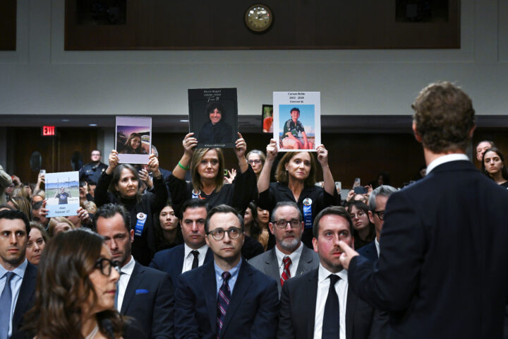 El director executiu de Meta, Mark Zuckerberg (d'esquena), en el moment de demanar perdó a un grup de pares, durant l'audiència del Comitè Judicial del Senat dels Estats Units (fotografia: Matt McClain/The Washington Post).