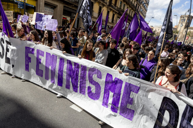 Milers de persones surten al carrer en les mobilitzacions del 8-M