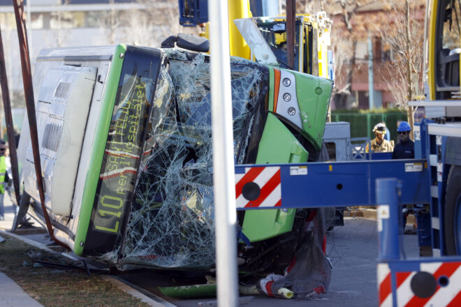 Un ferit crític perquè un autobús ha caigut en unes obres a Cornellà de Llobregat