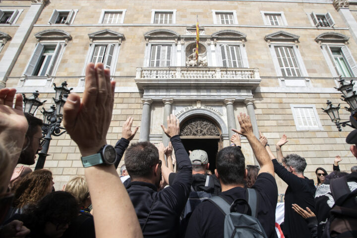 Imatge d'arxiu d'una manifestació de protesta davant el Palau de la Generalitat de Catalunya (fotografia: Albert Salamé).