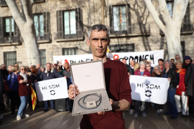 Roger Español torna la Creu de Sant Jordi a la consellera de Cultura