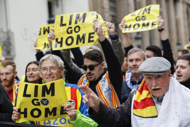 Els afeccionats del València convoquen una nova manifestació contra Peter Lim en el partit contra el Barça