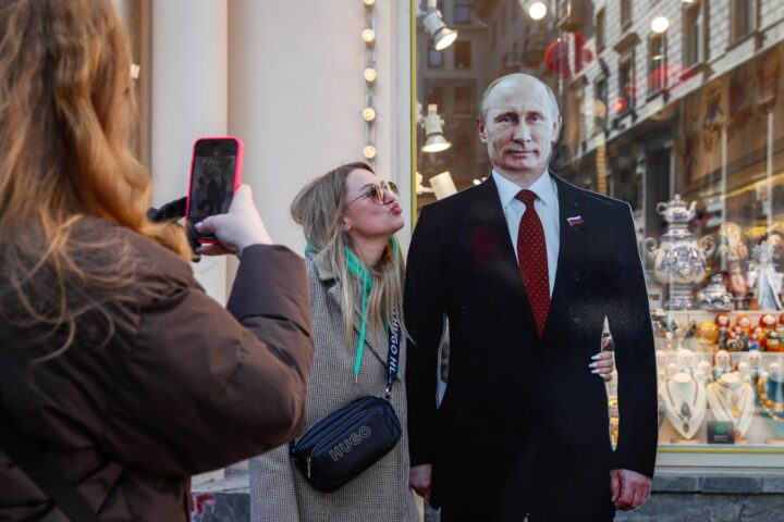 Una dona es fa una fotografia amb una efígie de cartó del president rus, Vladímir Putin, a Moscou aquesta setmana (fotografia: Iuri Kotxétkov/EFE).